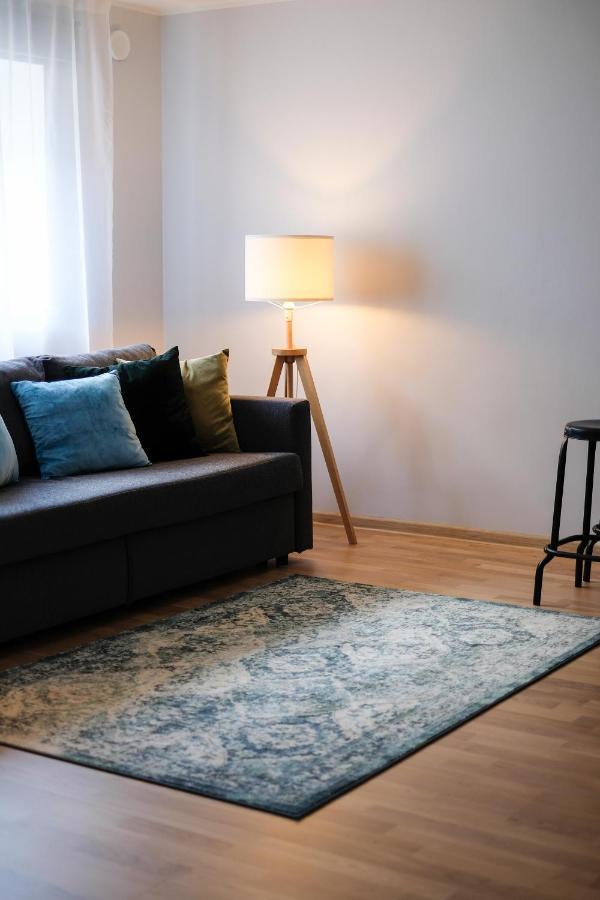 Ohtu Poik 2 City Center Basement Apartment Pärnu Eksteriør billede